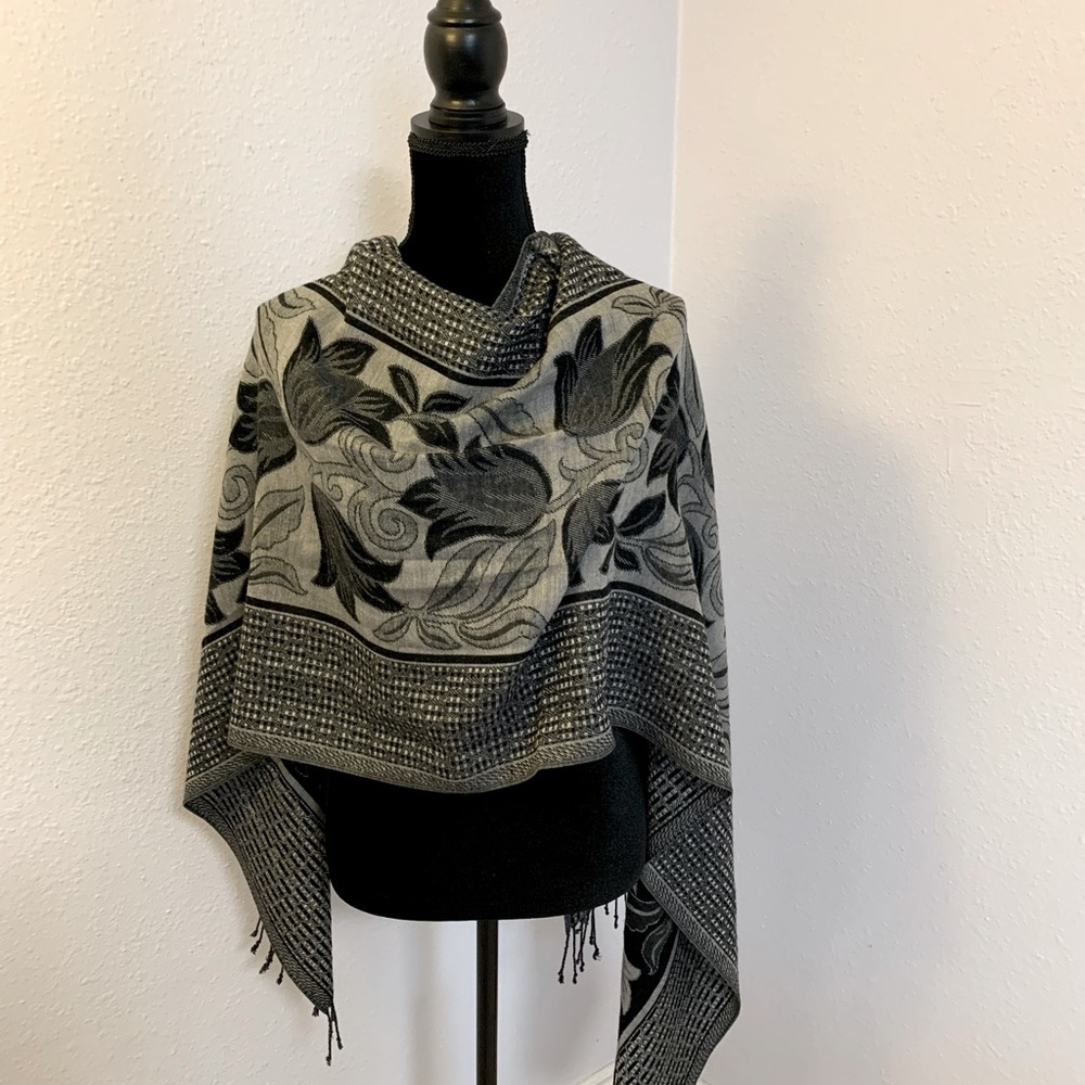 Black and White Reversible Tulip Scarf